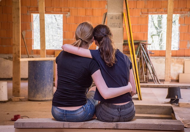2 Frauen beim Renovieren einer Wohnung